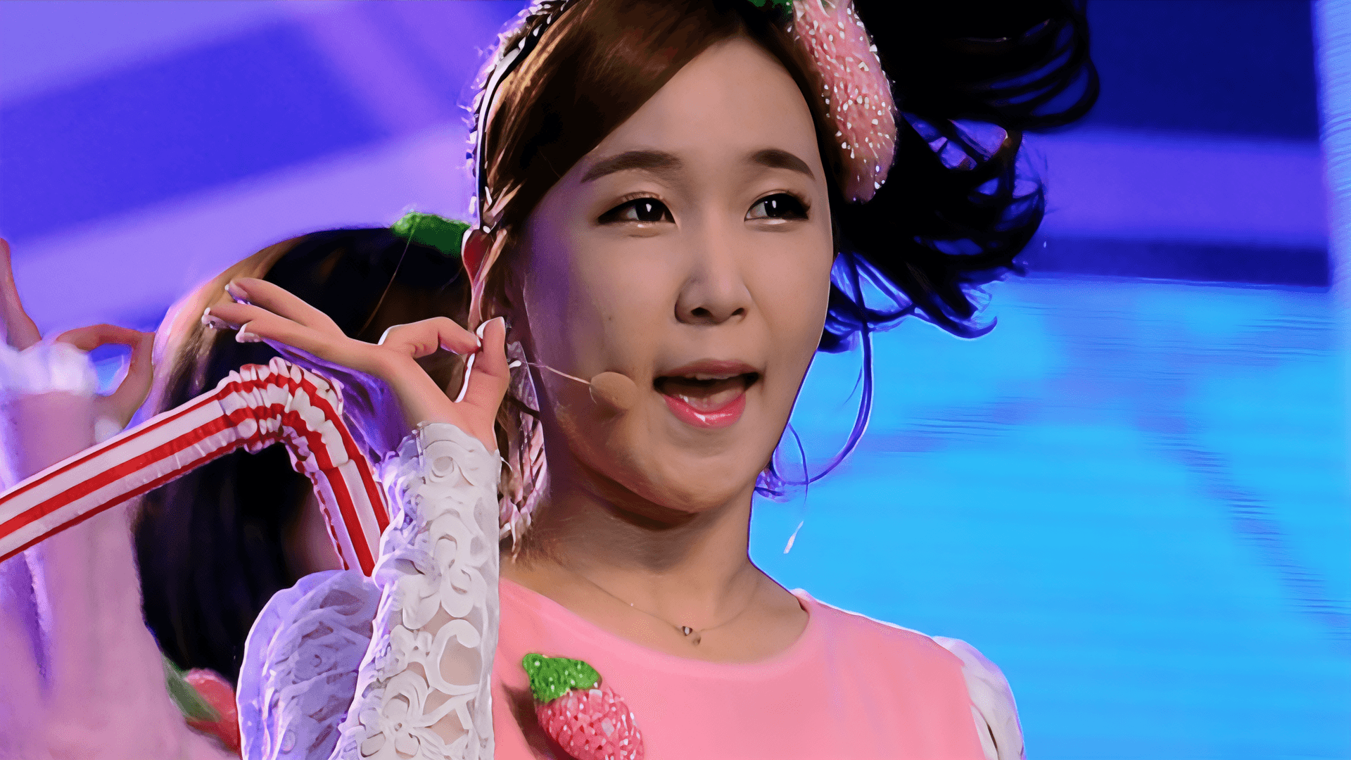 Cuu thanh vien Crayon Pop ChoA chao don cap song sinh sau khi chien thang ung thu co tu cung