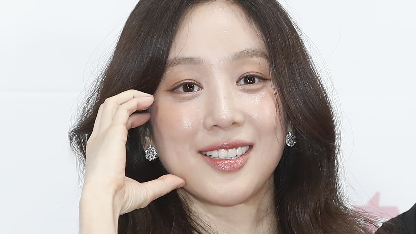 A hospital setting evocative of the medical drama genre Jung Ryeo-won is returning to
