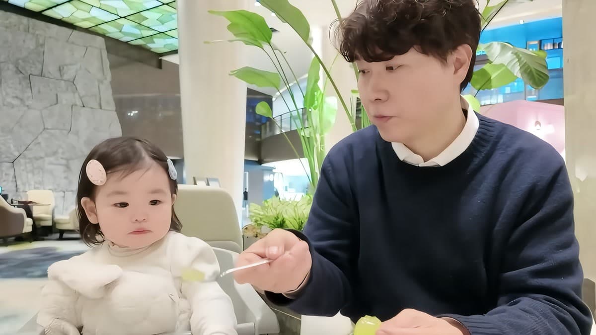 Con gái Park Soo-hong ký hợp đồng quảng cáo thứ 18 ở tuổi 17 tháng — và chào hỏi 100 người trên chuyến bay đầu tiên