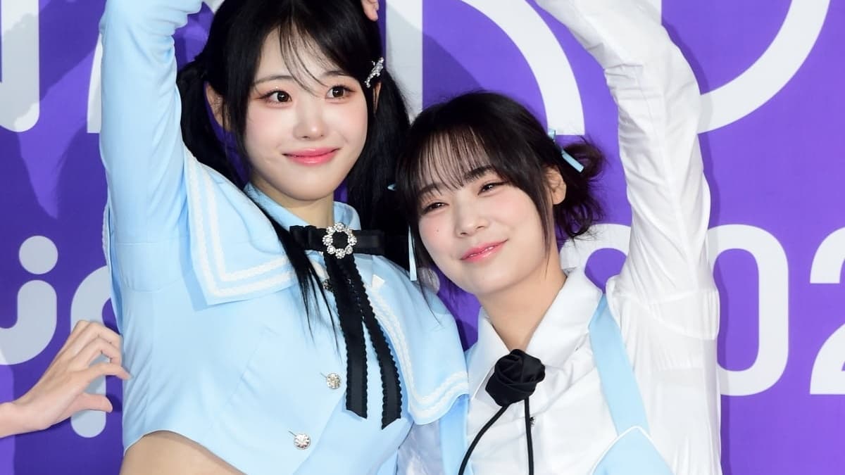 QWER's Touching Act Before Their First World Tour Finale
