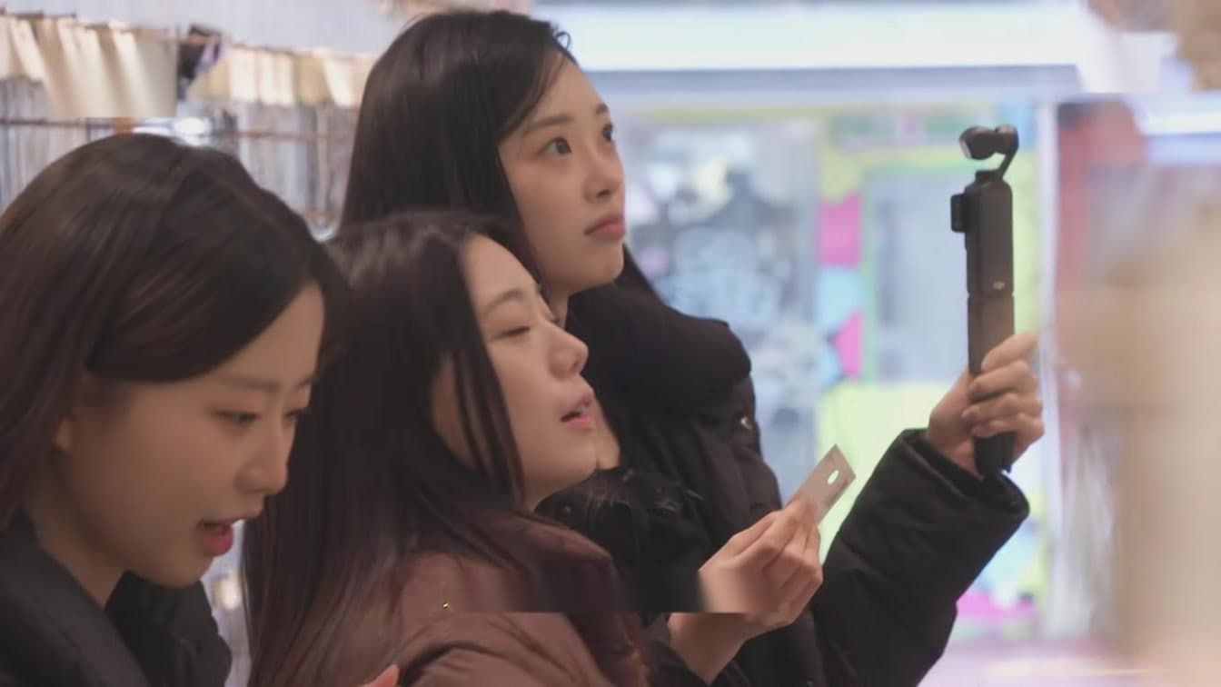 Học viên 'Fly Chick' của JTBC gây bão tại Hongdae với màn busking tự phát