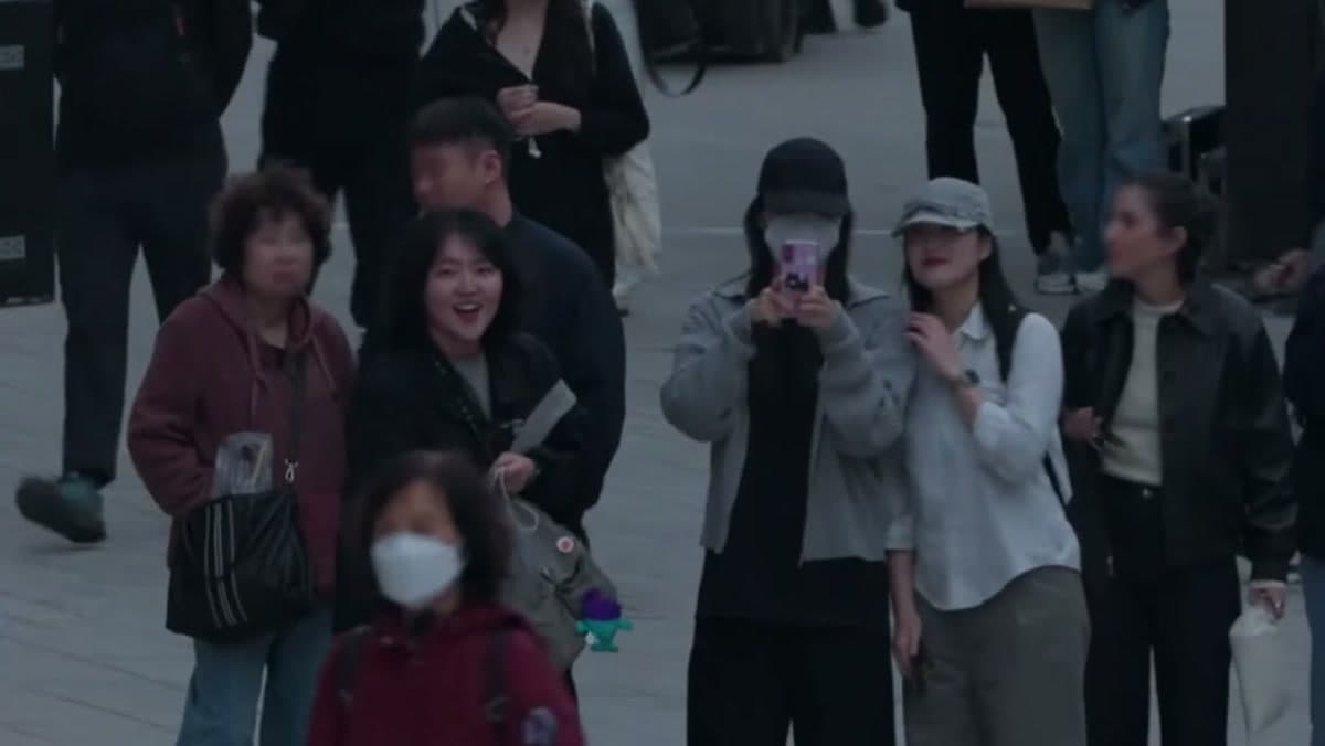 Ipsun của Hanroro leo hạng sau màn busking đeo mặt nạ