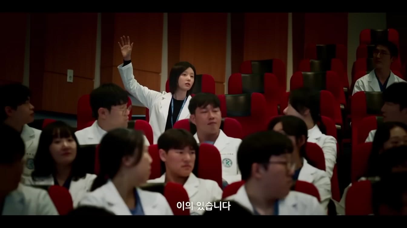 Khoảnh khắc Kim Ji Won khiến fan bàn tán