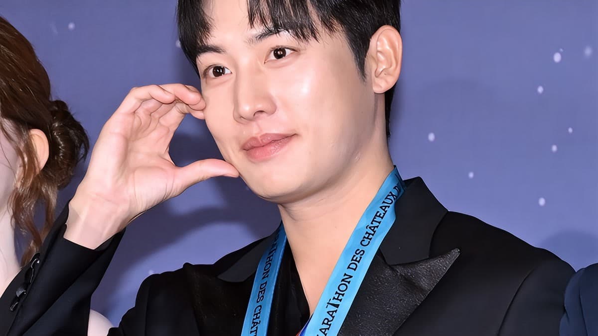 The K-Drama Actor Who Does Deliveries on Award Show Day — And Runs Marathons Too