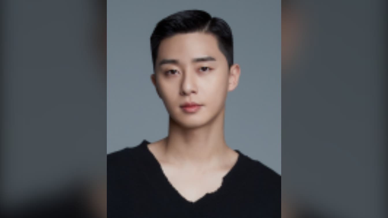 Khoảnh khắc Park Seo-jun chào hỏi BTS V tại siêu thị