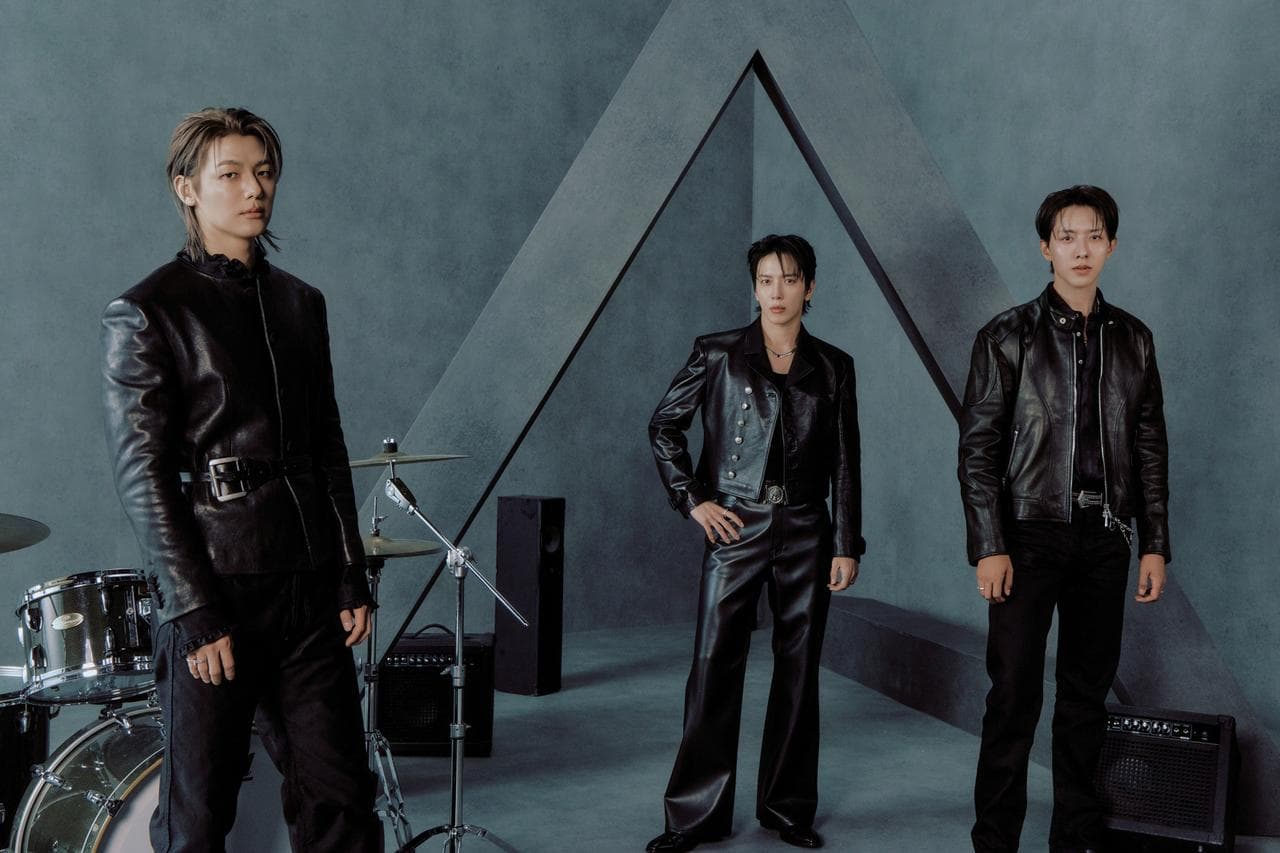 Jung Yong-hwa của CNBlue biến sân thể thao trường học thành buổi hòa nhạc rock cho trẻ em khó khăn — và đang lan truyền mạnh mẽ