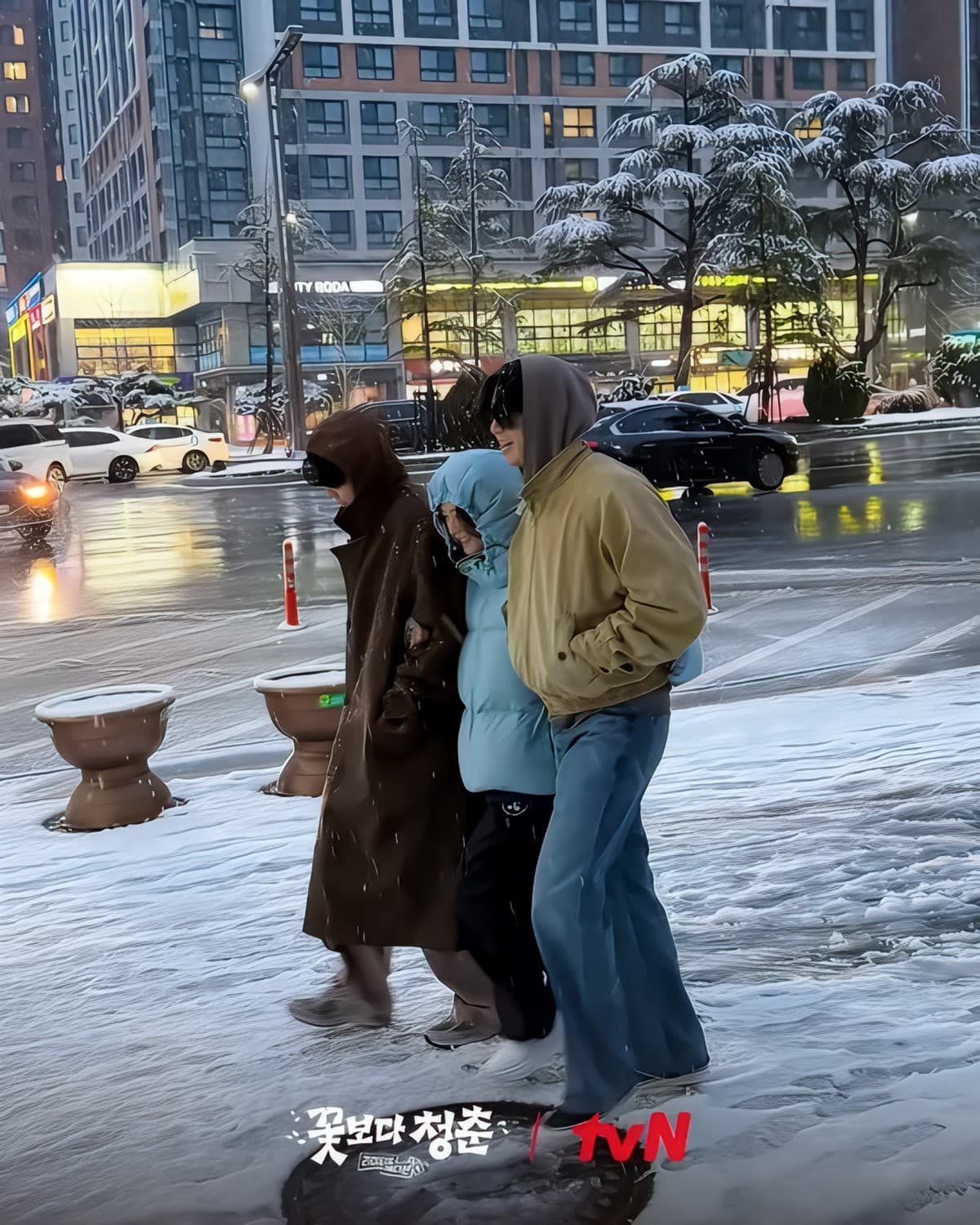 Flower Crew Frozen Hanok Night Is Already the Season Best Moment