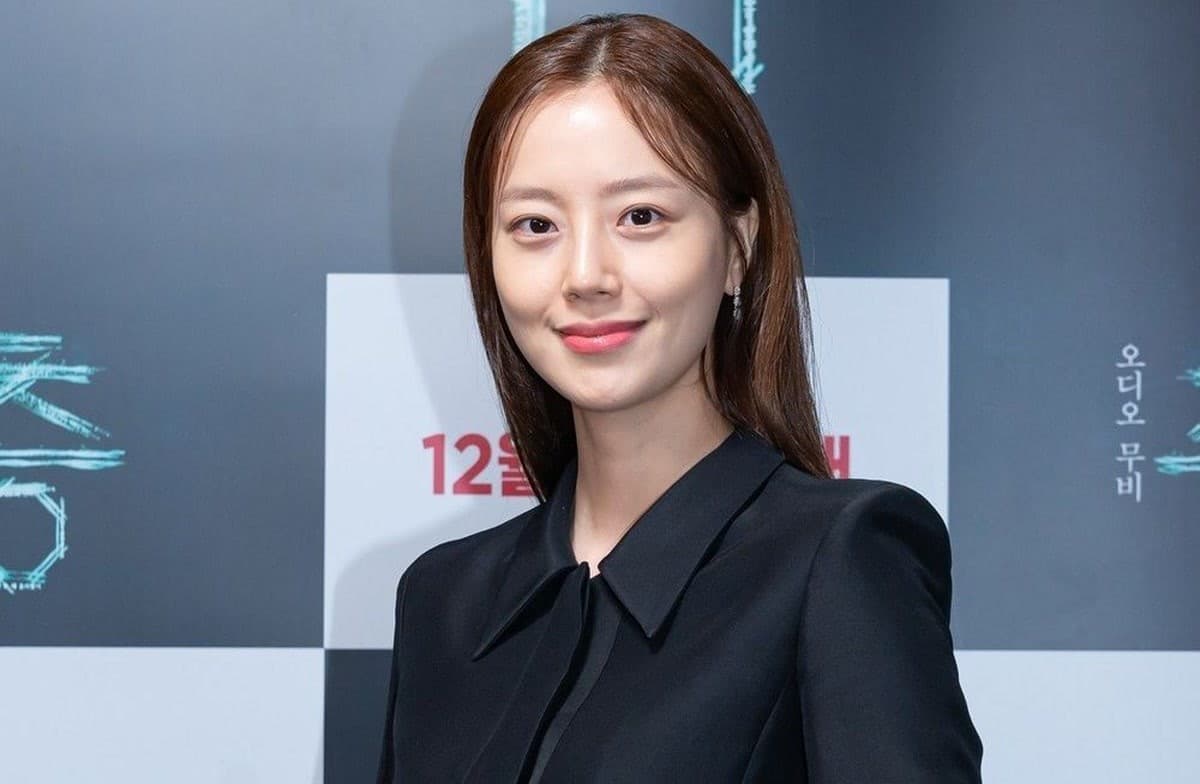 Ảnh cưới của Moon Chae-won hé lộ một khía cạnh gần gũi hơn